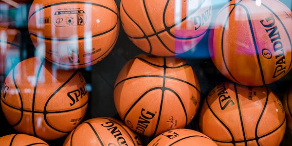 欧冠比赛现场球迷欢呼庆祝进球